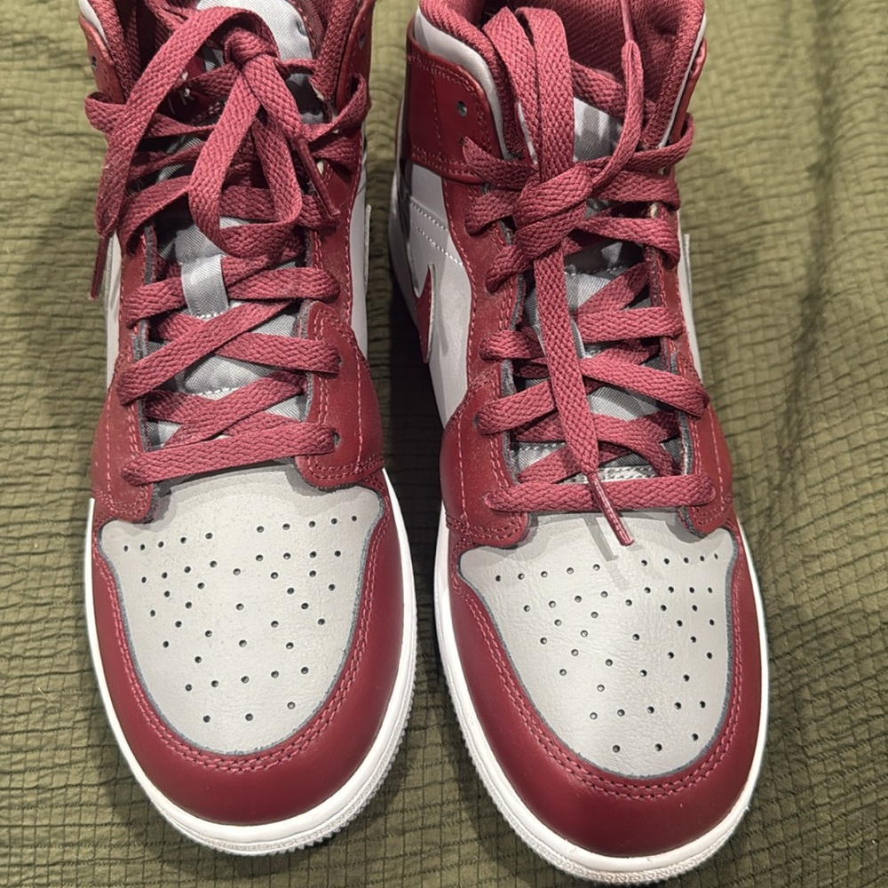Hightop Jordans sneakers - Picture 3 of 4